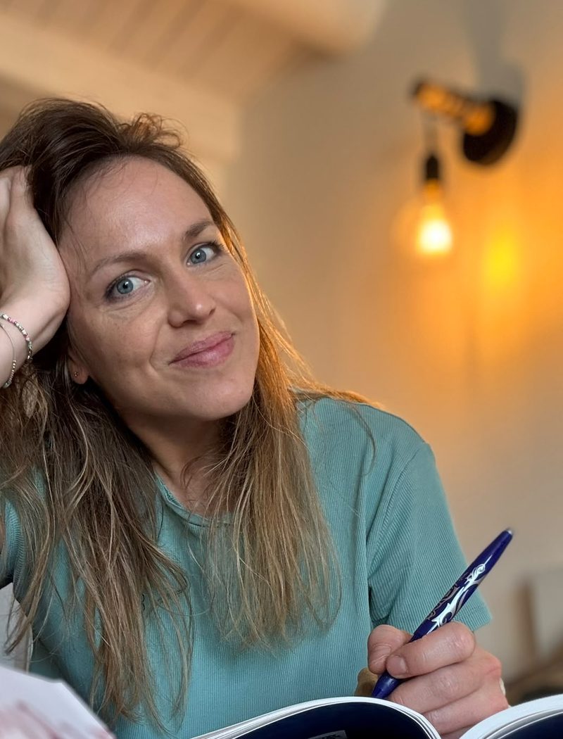 Camille Montaz, fondatrice de Peaussible, écrit dans son carnet