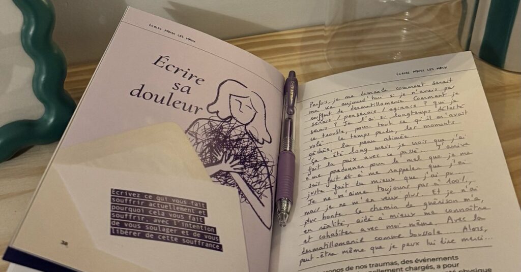 Exercices contre la dermatillomanie : carnet d'écriture ouvert, avec un texte manuscrit de Camille Montaz