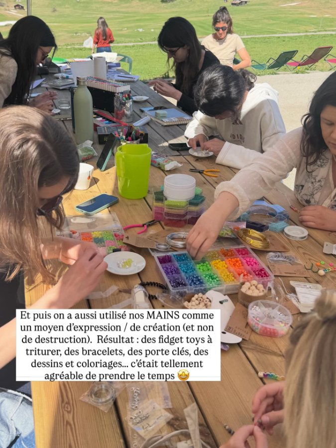 Participantes pendant l'atelier créatif, autour d'une table de peinture